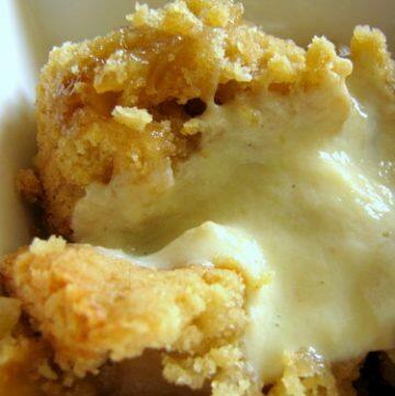 easy apple crumble recipe with vanilla custard sauce