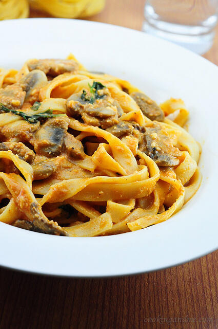 Mushrooms and Fettuccine in Vegan Tomato Basil Sauce