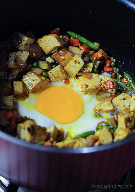 Stir-fried tofu with vegetables and egg