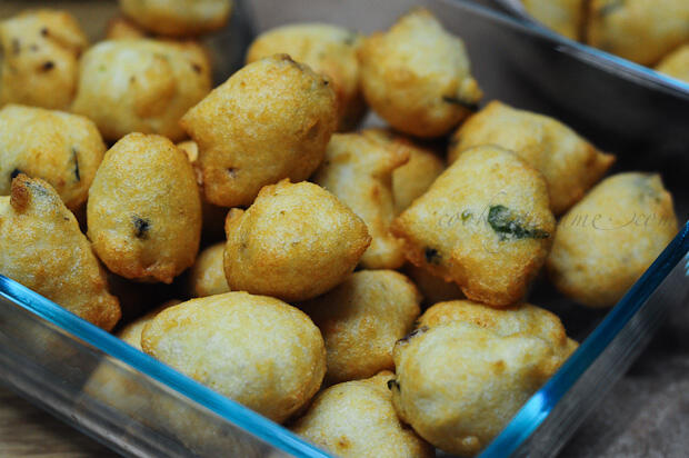 Mysore Bonda / Mysore Bajji / Ulundu Bonda Recipe