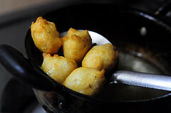 Mysore Bonda / Mysore Bajji / Ulundu Bonda Recipe