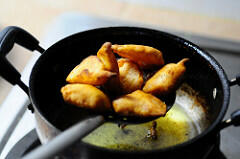 Aloo Bajji / Potato Bajji | Quick n Easy Snacks
