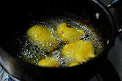 Aloo Bajji / Potato Bajji | Quick n Easy Snacks