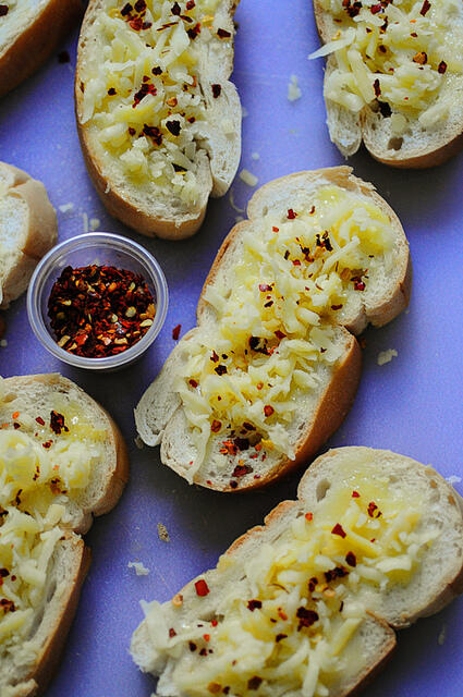 10-min garlic cheese bread recipe