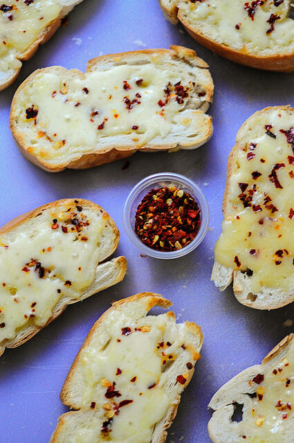 10-min garlic cheese bread recipe