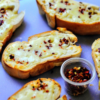 10-min cheese garlic bread recipe