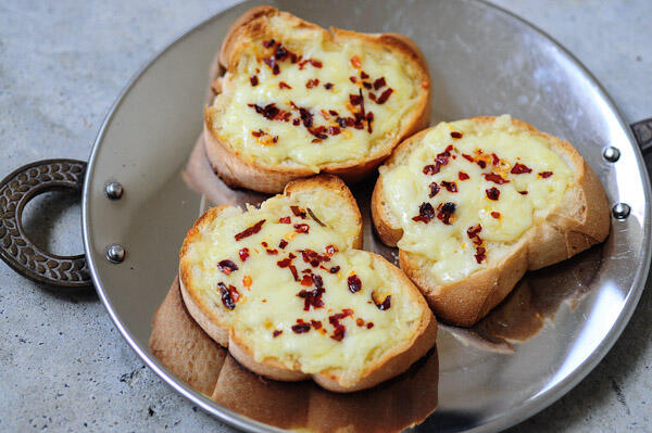 quick and easy indian snack recipes - cheese garlic bread