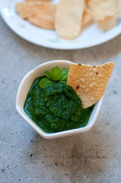 green chutney for chaat, sandwiches (mint coriander green chutney)