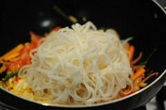 pad thai-vegetarian pad thai noodles recipe-7
