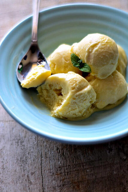 mango ice cream recipe-eggless indian mango ice cream