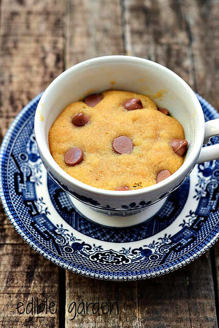 chocolate chip cookie in a cup-microwave choc chip cookie
