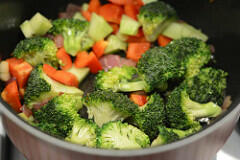 Stir fried chicken with broccoli and bell pepper 