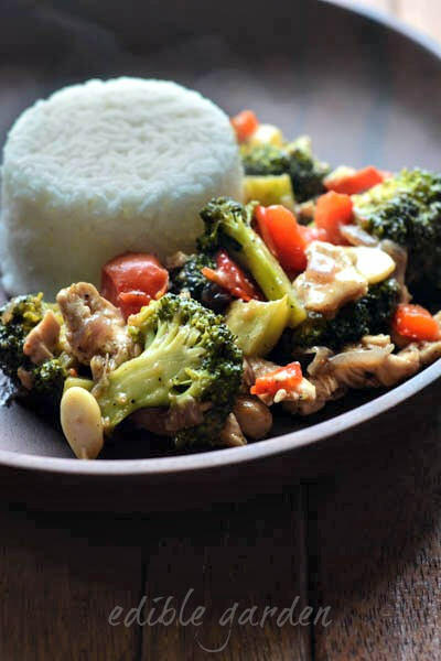 Stir fried chicken with broccoli and bell pepper 