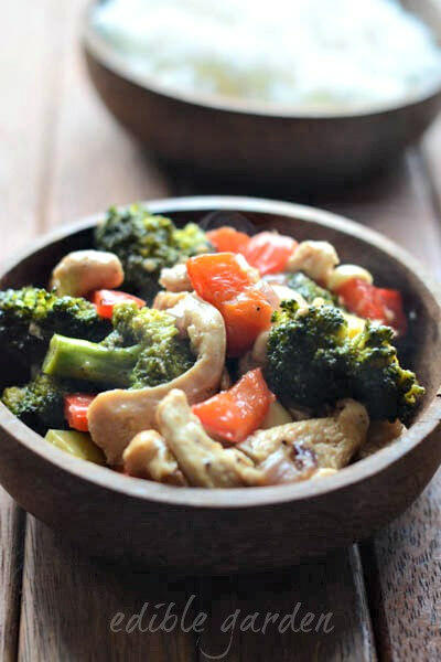 Stir fried chicken with broccoli and bell pepper 