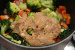 Stir fried chicken with broccoli and bell pepper 