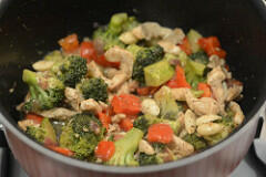 Stir fried chicken with broccoli and bell pepper 