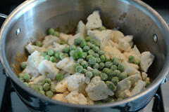 cauliflower green peas coconut curry recipe-7