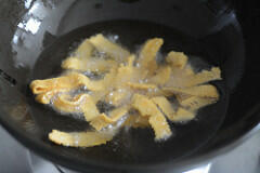 Ribbon Pakoda Recipe, How to Make Ribbon Pakoda Step by Step ribbon pakoda, ribbon murukku, how to make ribbon pakoda-10