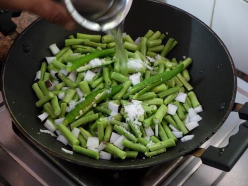 Achinga mezhukkupuratti, long yard beans Kerala-style