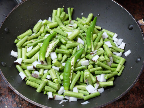 Achinga mezhukkupuratti, long yard beans Kerala-style