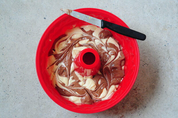 how to swirl batter for marble cake